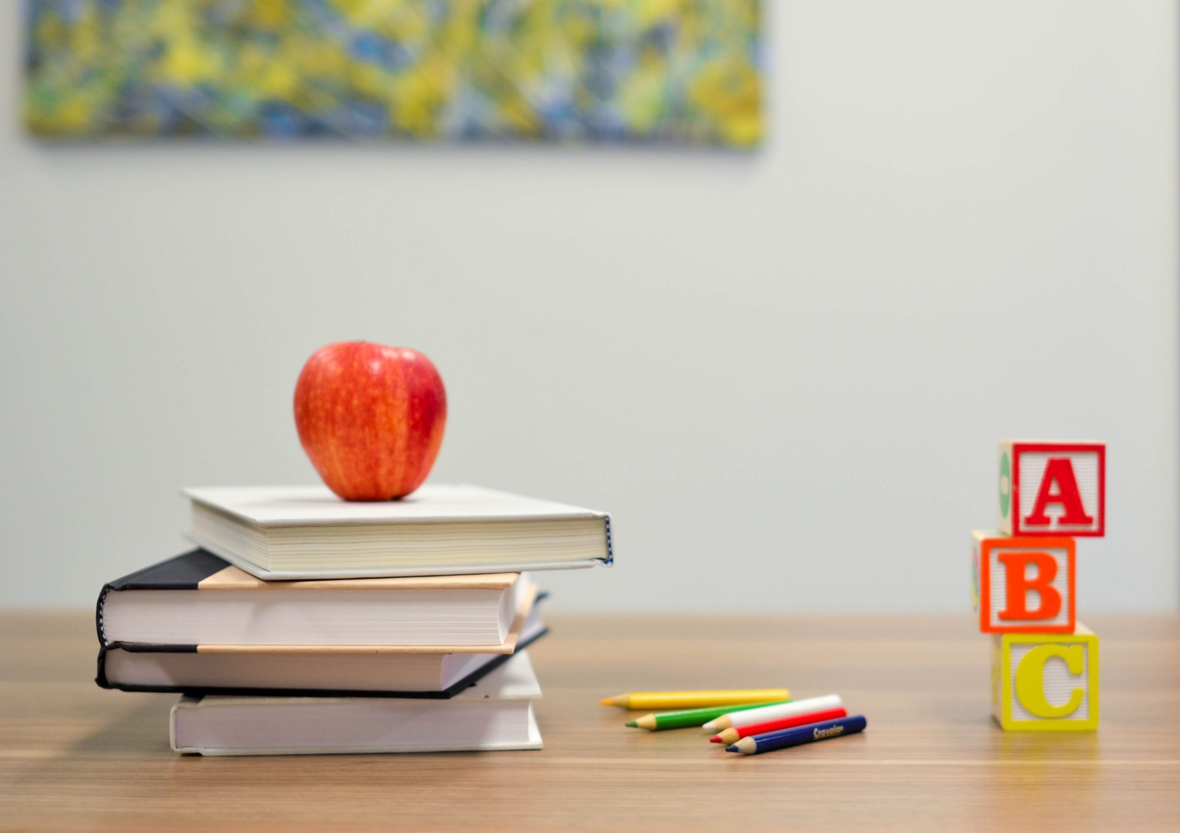 desafios da educação mesa maçã sala de aula professor